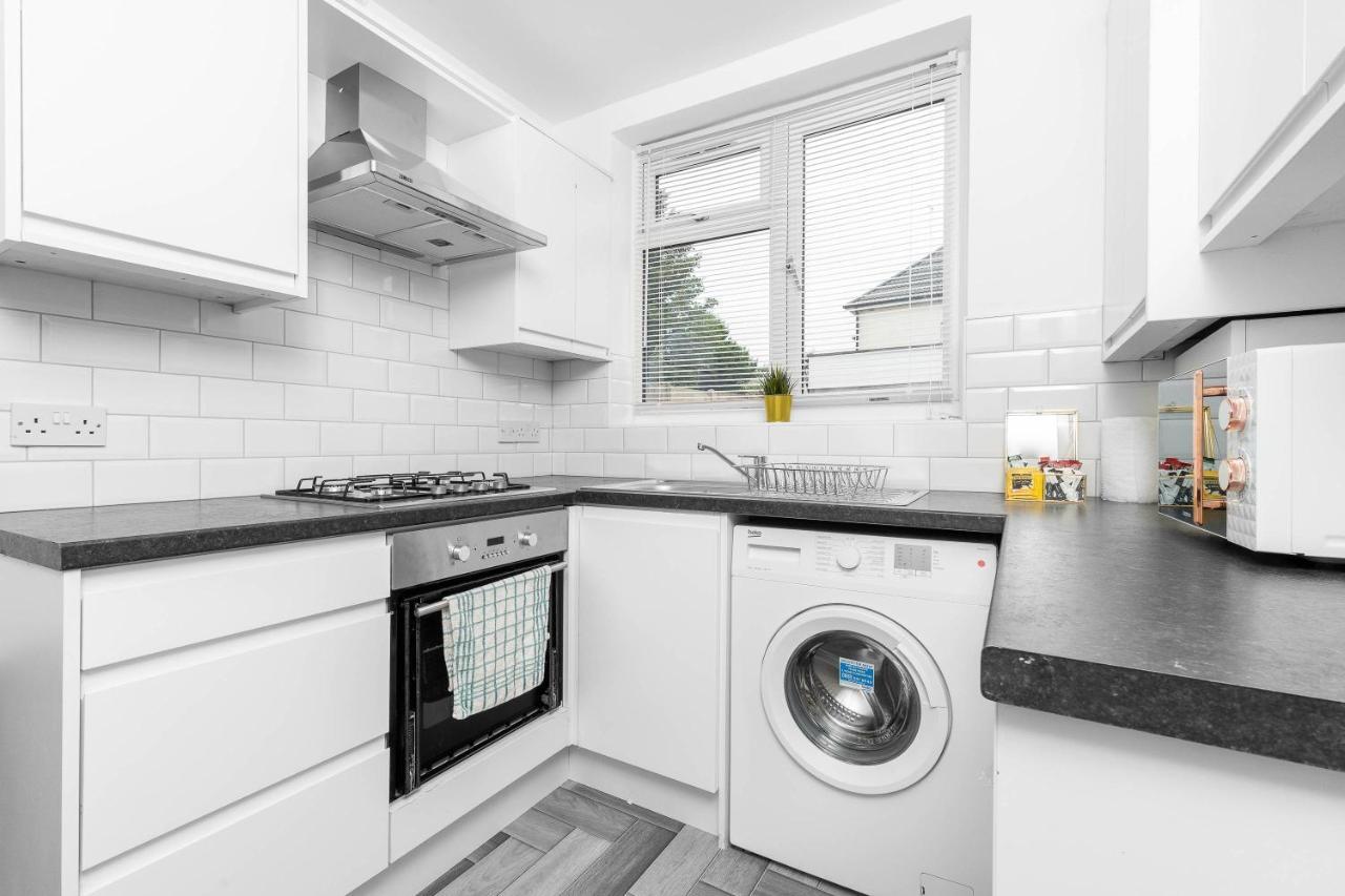 5 Bedroom House - 10 Guests - Multiple Off Street Parking - Garden - Smart Tv - Wifi - Contractors - Families - Groups Birmingham Exterior photo